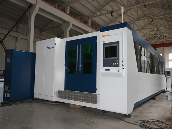 2500W সম্পূর্ণ বন্ধ প্যাচ টেবিল ফাইবার লেজার শীট কাটন মেশিন